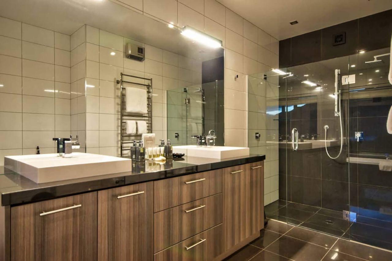 Master Ensuite - double basins & large shower