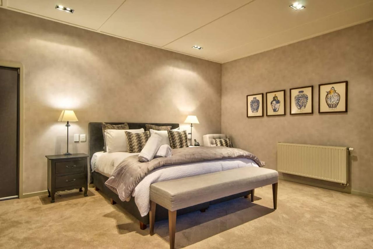 Master Bedroom - plush carpets and lots of space.