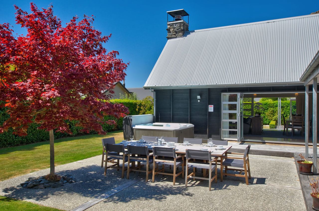 Great outdoor dining area with spa pool
