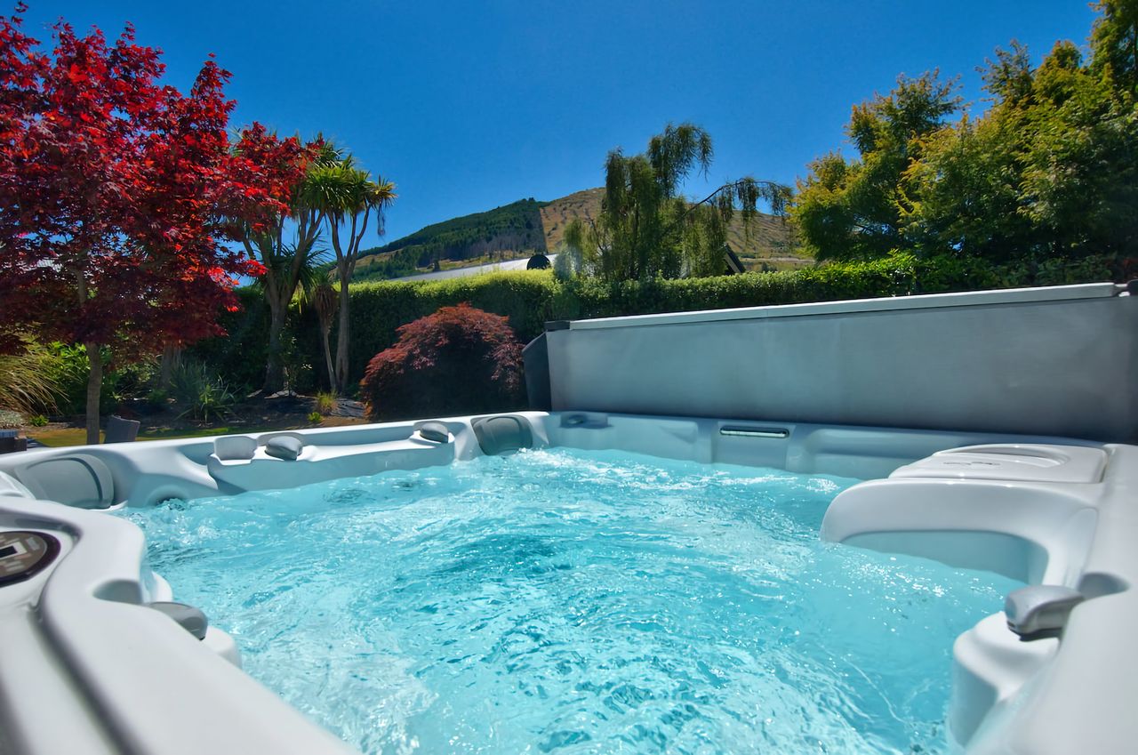 Great Spa & outdoor area (Summer)