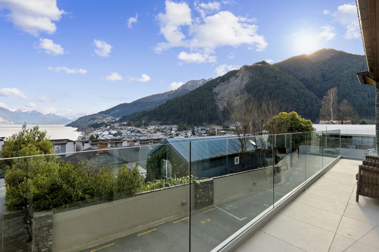 2nd balcony off the bedrooms