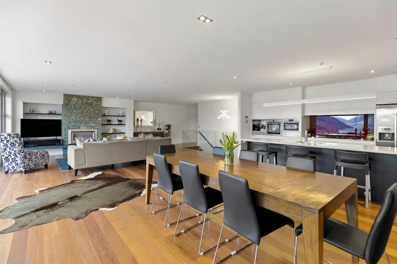 Large open plan living and dining for 8 guests