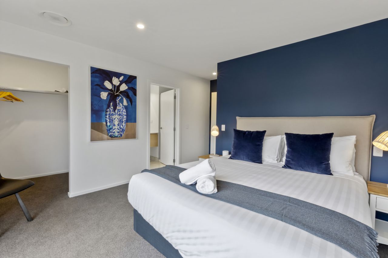 Master king bed with walk in robe and ensuite