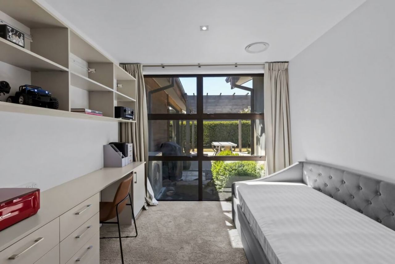 Seperate office with sofa bed (single)