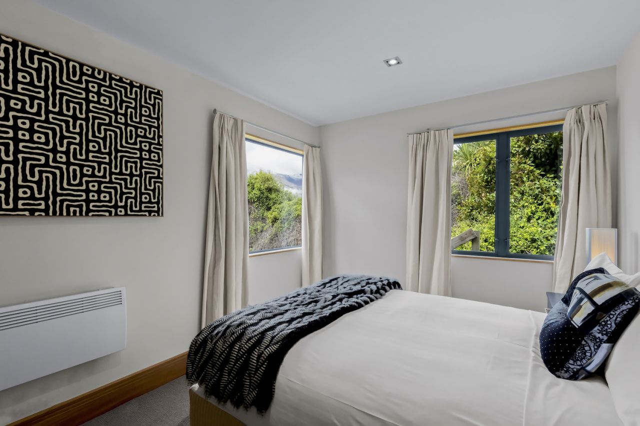 Bedroom 4 - queen bed