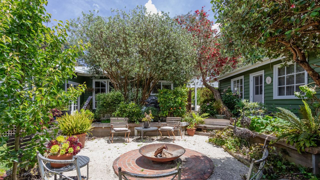 Three Oaks, Red Hill