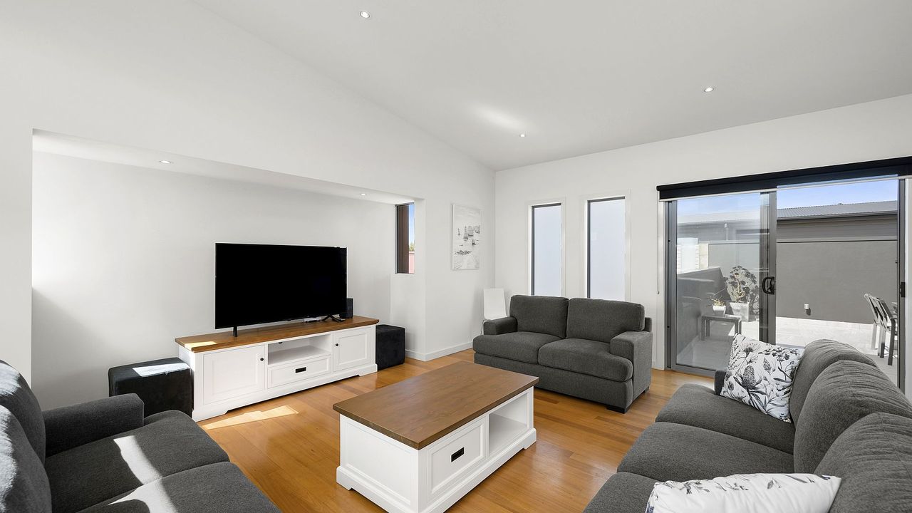 Anderson Central Townhouse | Walk to Shops & Beach