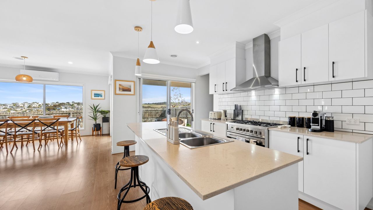 Gilmore Retreat Torquay | Fireplace & Views
