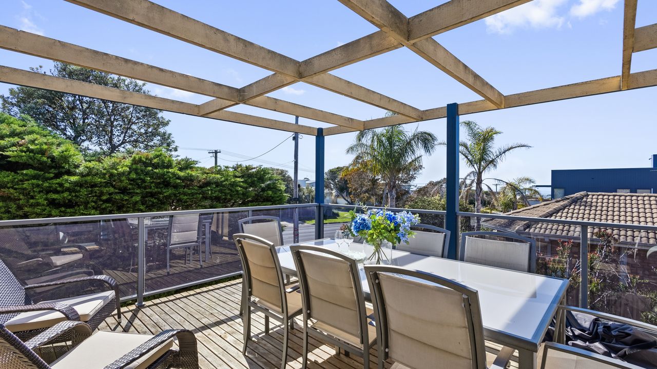 Beach Road Retreat | Pet Friendly Walk to Beach