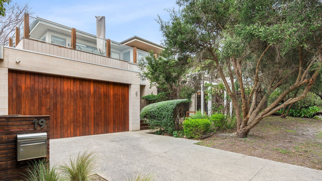 9 Doors From Front Beach