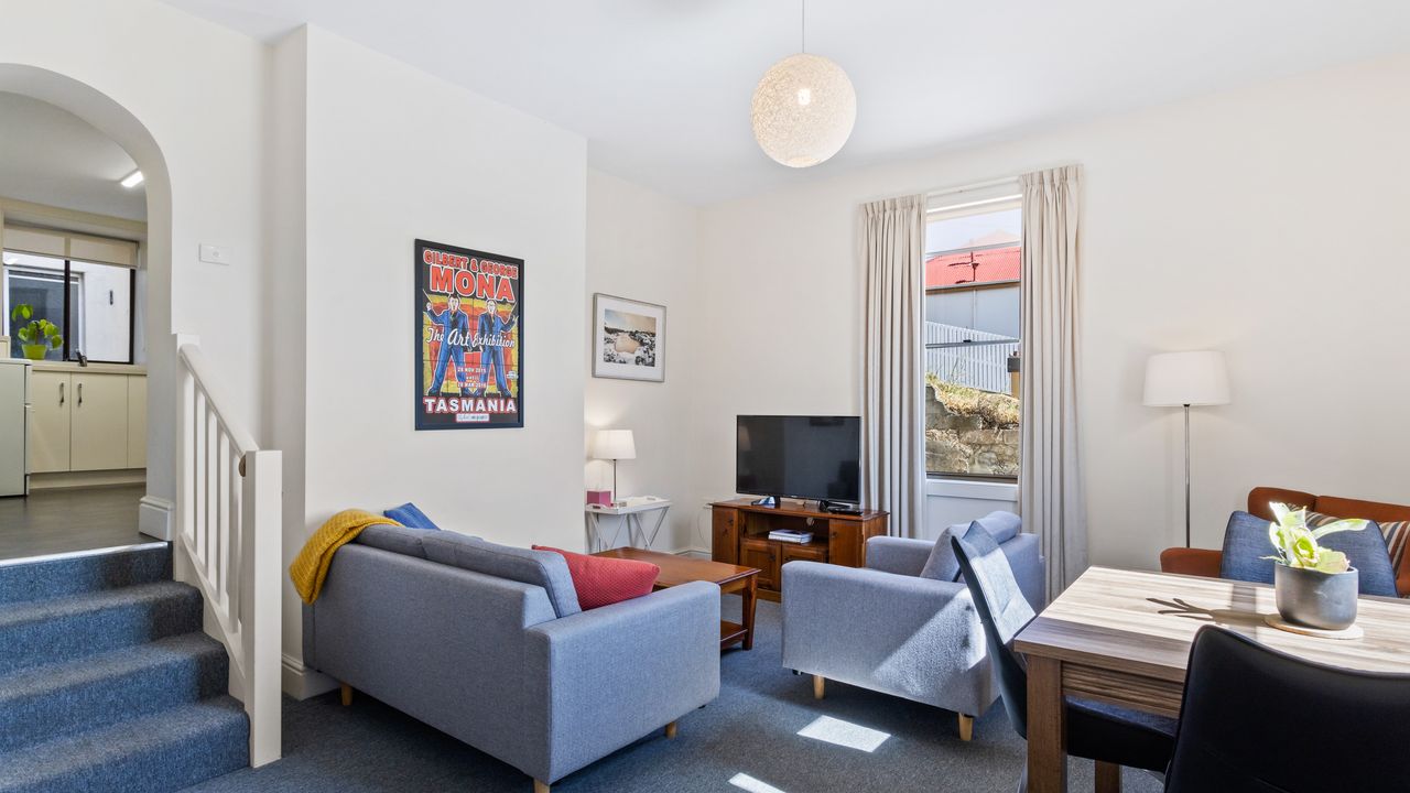 338 on Murray walk to restaurant strip