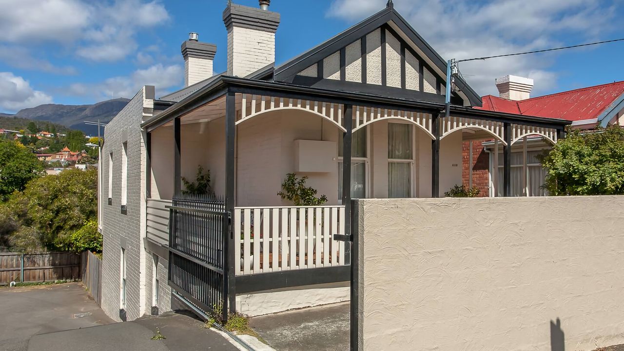 Kallara House walk to restaurant strip