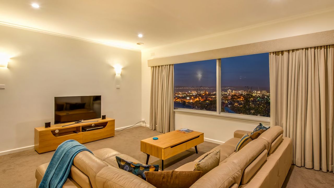 City Lights Spacious walk to restaurant strip