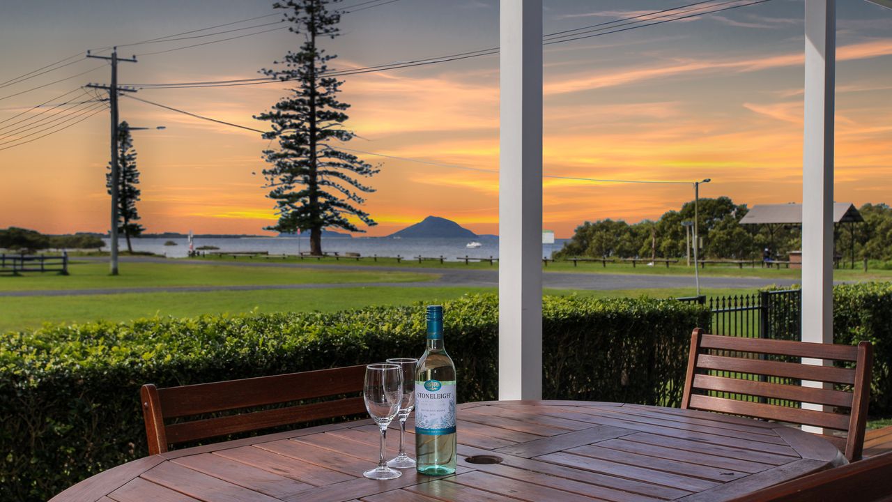 Black Possum Cottage – Views of the Bay