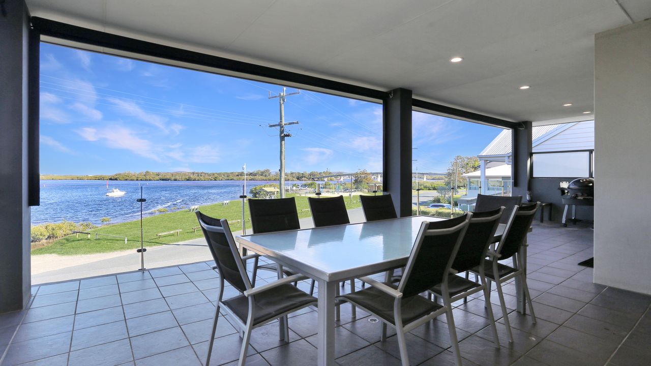 Expansive Myall River Views
