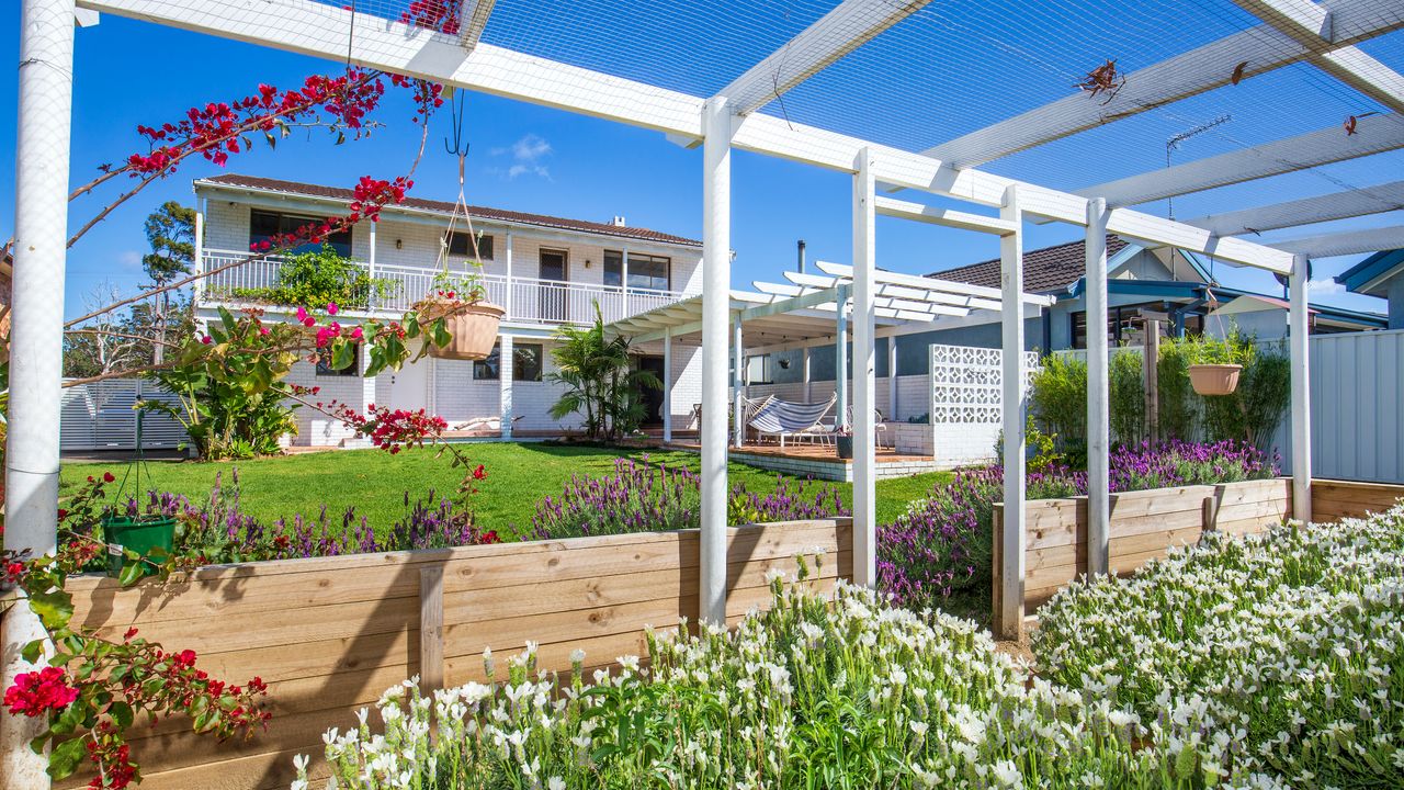 Whitewash – Pet Friendly – 5 Mins Walk to Beach