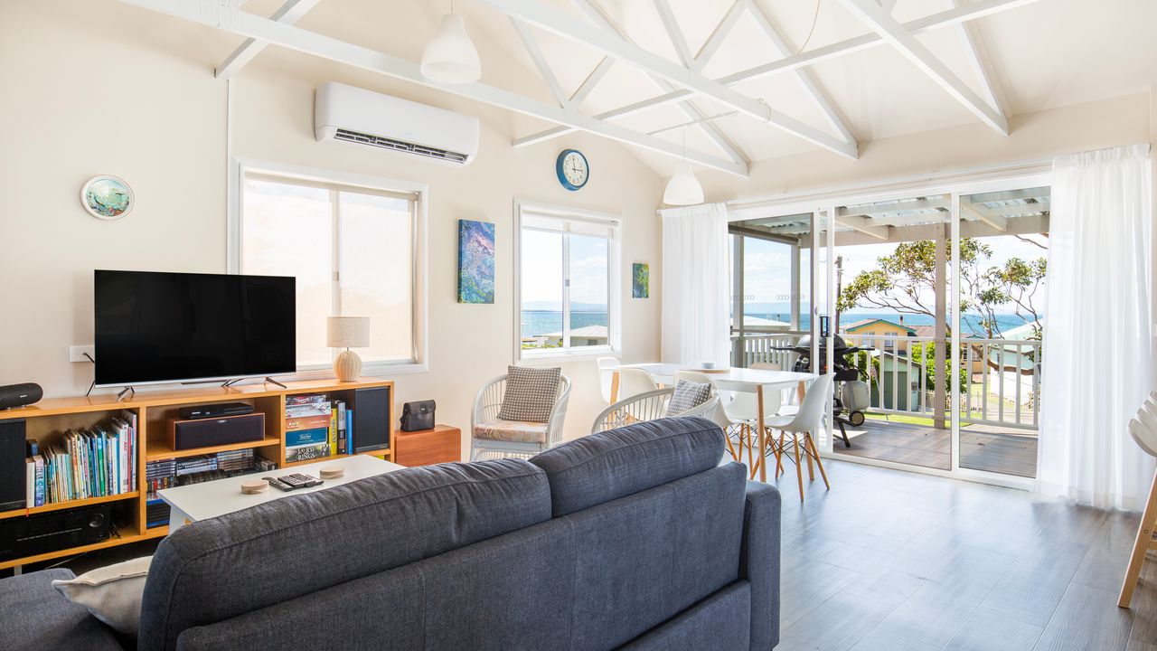 Seahaven – Pet Friendly with Ocean Views- 2 Mins to Beach