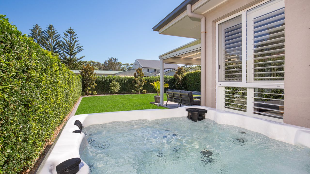 Bluewater Jervis Bay – Pet Friendly Luxury with Spa – 5 Mins Walk to Beach