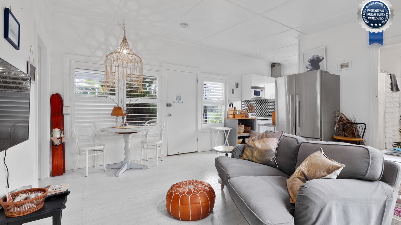 Adrift – Pet-friendly – 5 min Walk to Bay – Rustic Charm