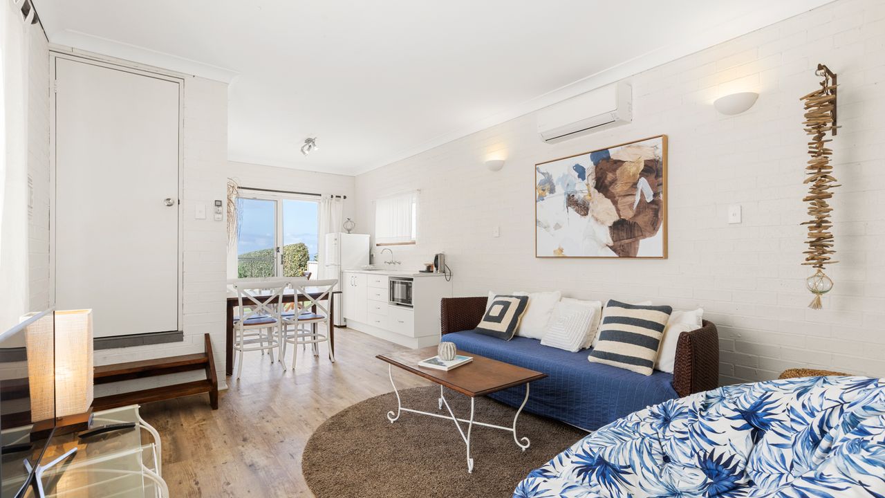 Quay’s Cabin: Your Front-Row Seat to the Ocean – Beachfront Bliss Awaits