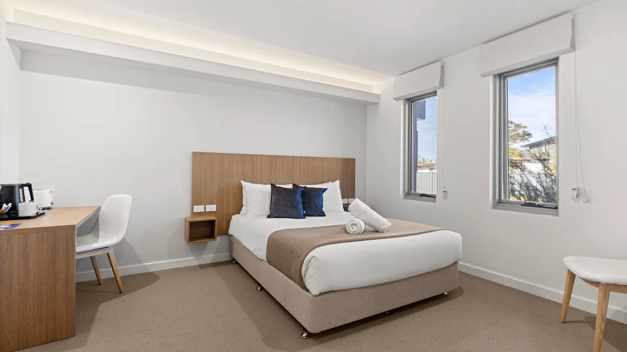 Modern Queen Studio – 6 Min Walk to Beach