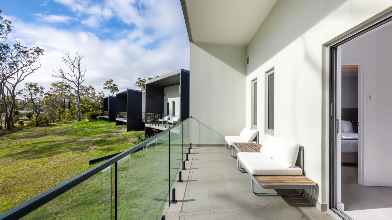 Modern 2 Bed Apartment with BBQ – 6 Min walk to beach