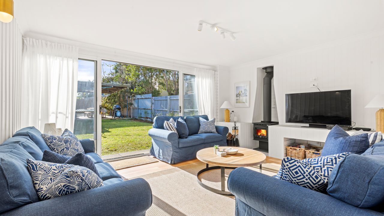 The Cabana – Pet Friendly with Fireplace – 2 Mins to Beach