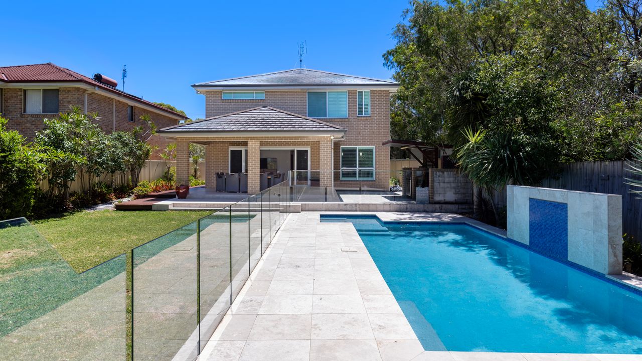 Sunkissed Manor – Swimming Pool – 3 Mins to Beach
