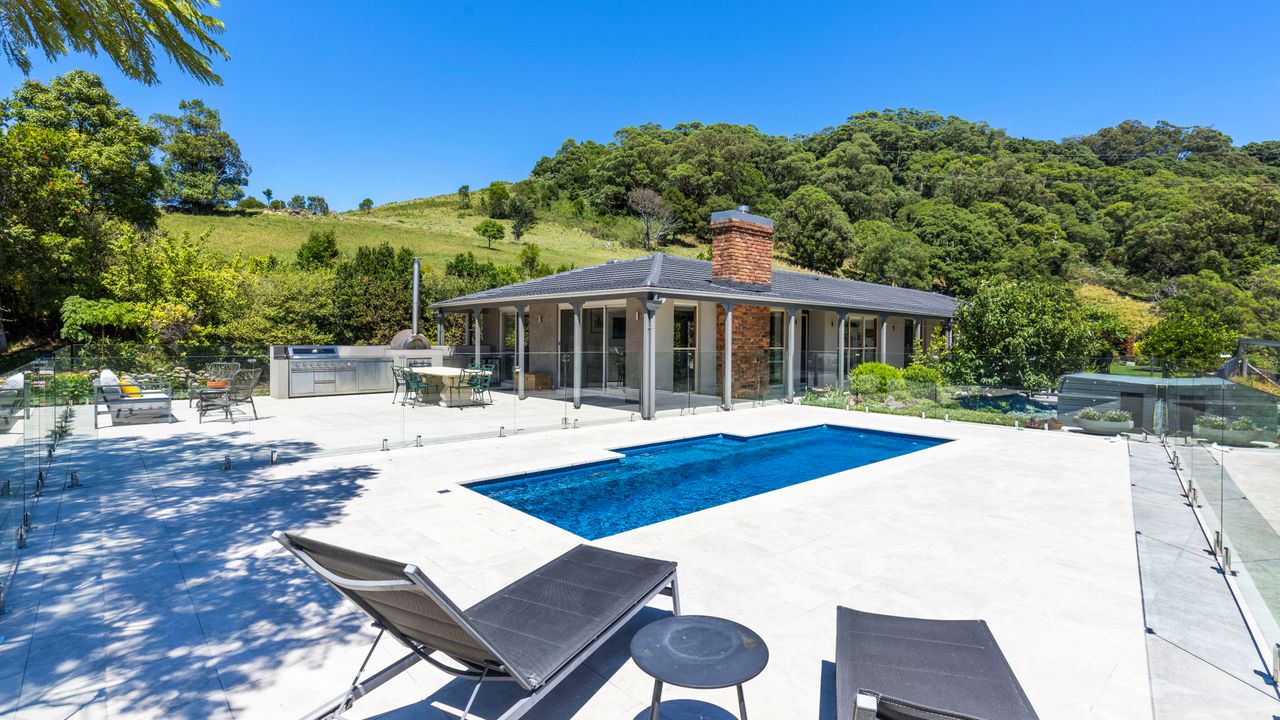 Moonraker – Fireplace with Swimming Pool