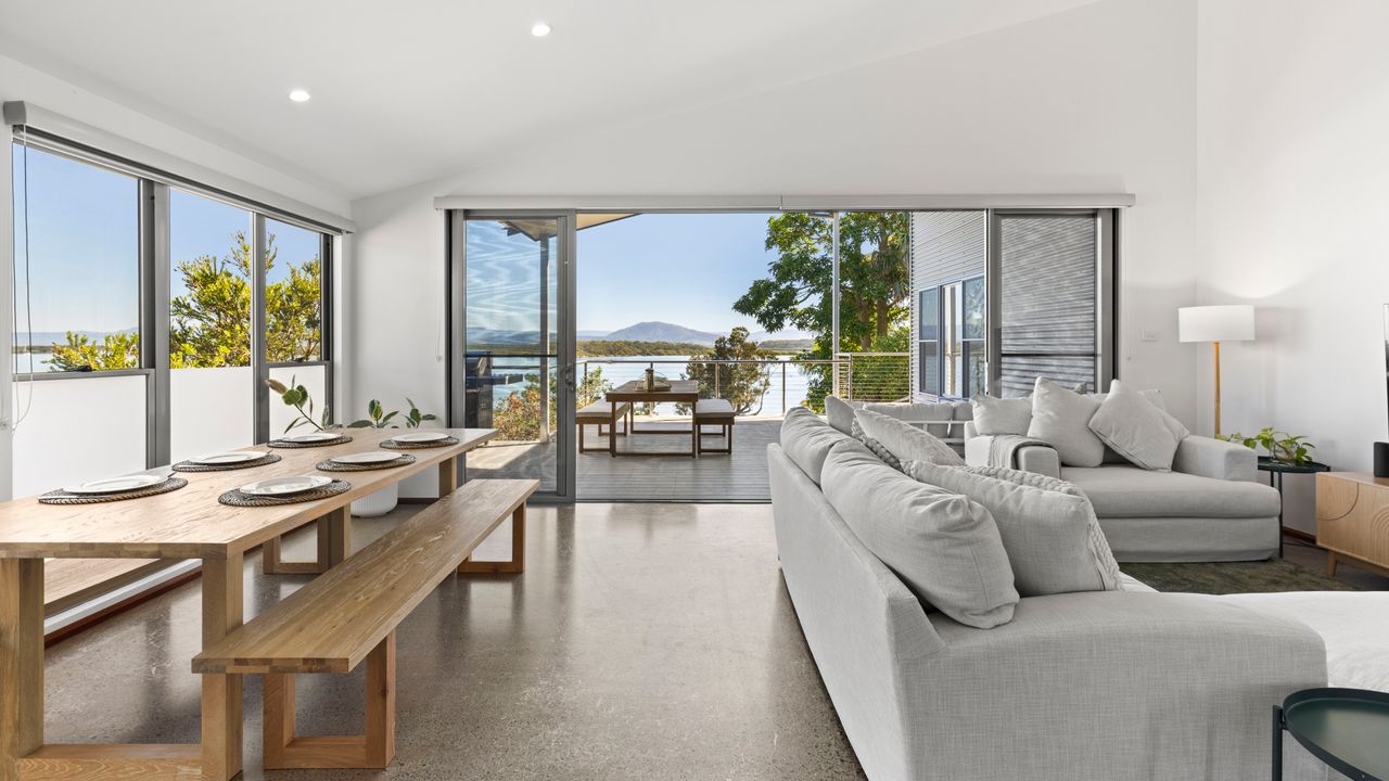 Pelican Retreat – Pet Friendly – Absolute Waterfront