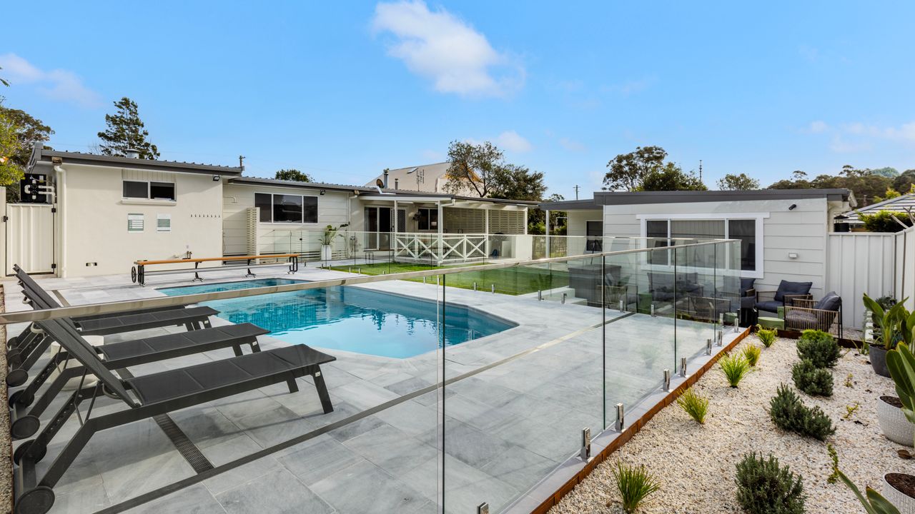 Samphire House – Fireplace with Heated Swimming Pool