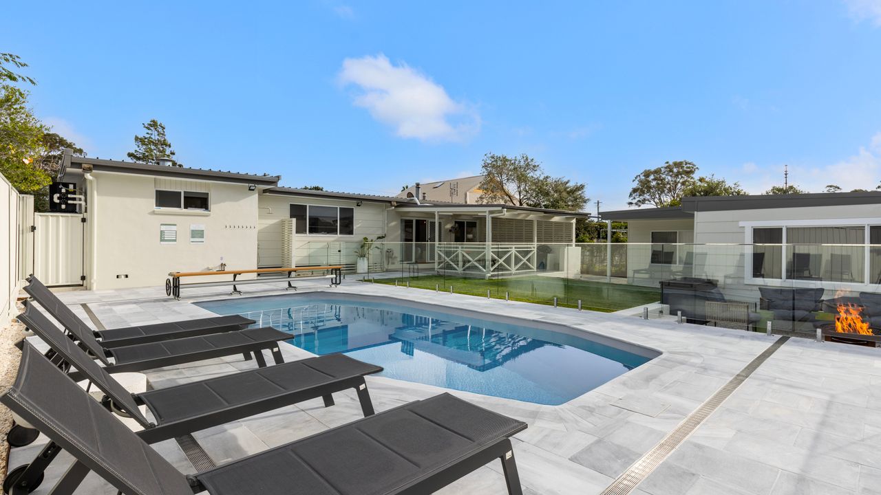 Samphire House – Fireplace with Heated Swimming Pool