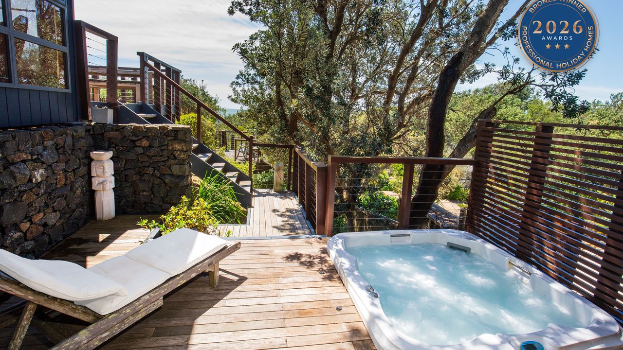 Illaroo – Absolute Beachfront with Spa