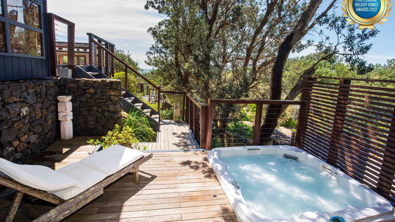 Illaroo – Absolute Beachfront with Spa