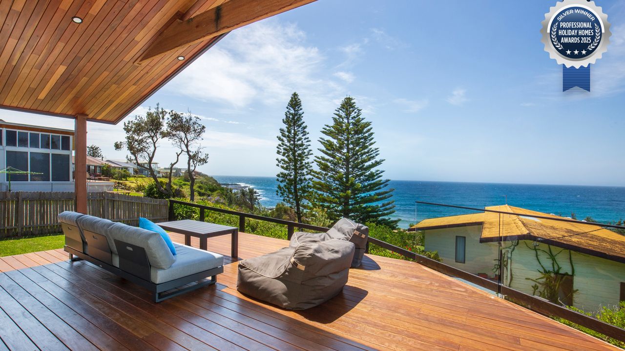 Seaview – Pet Friendly with Stunning Views – 1 Min to Beach