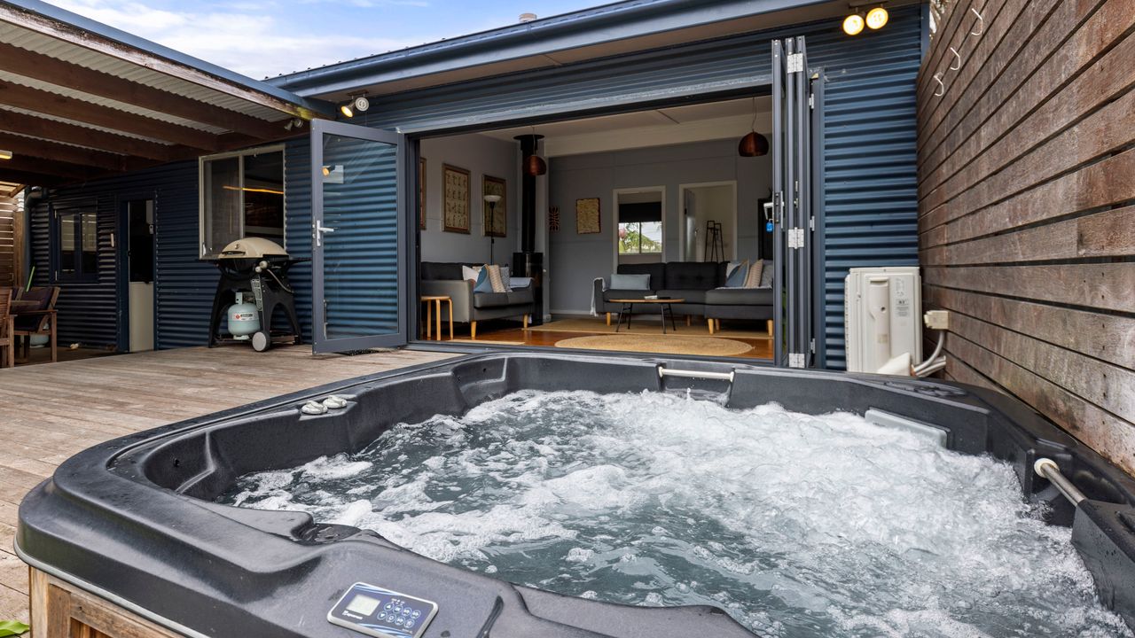 Bluetongue: Pet Friendly with Spa – 4 Mins to Beach