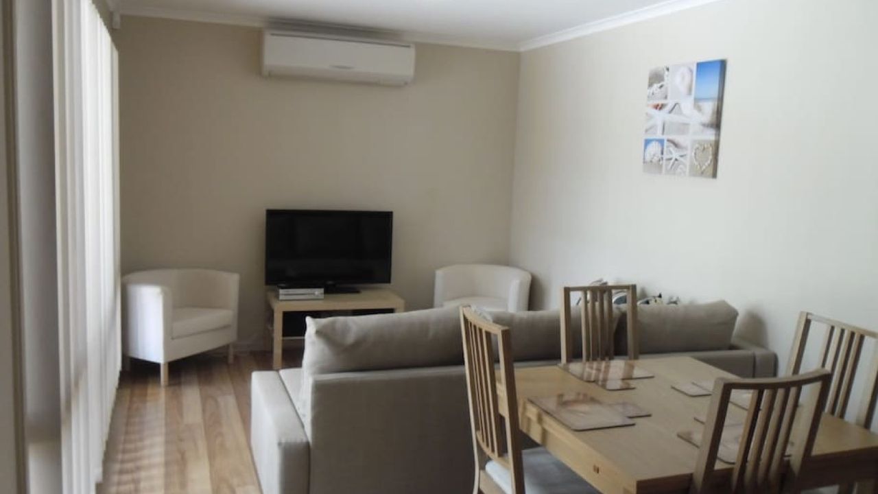 Little Sanctuary  Your Perfect Getaway, A Short Stroll to Palm Beach