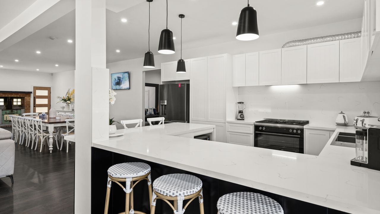 Holiday Homestead – Large Farm Stay Style Home