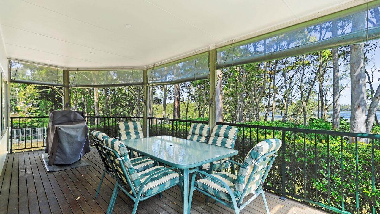 The Ideal Spot- Pet Friendly Waterfront with Retro Styling