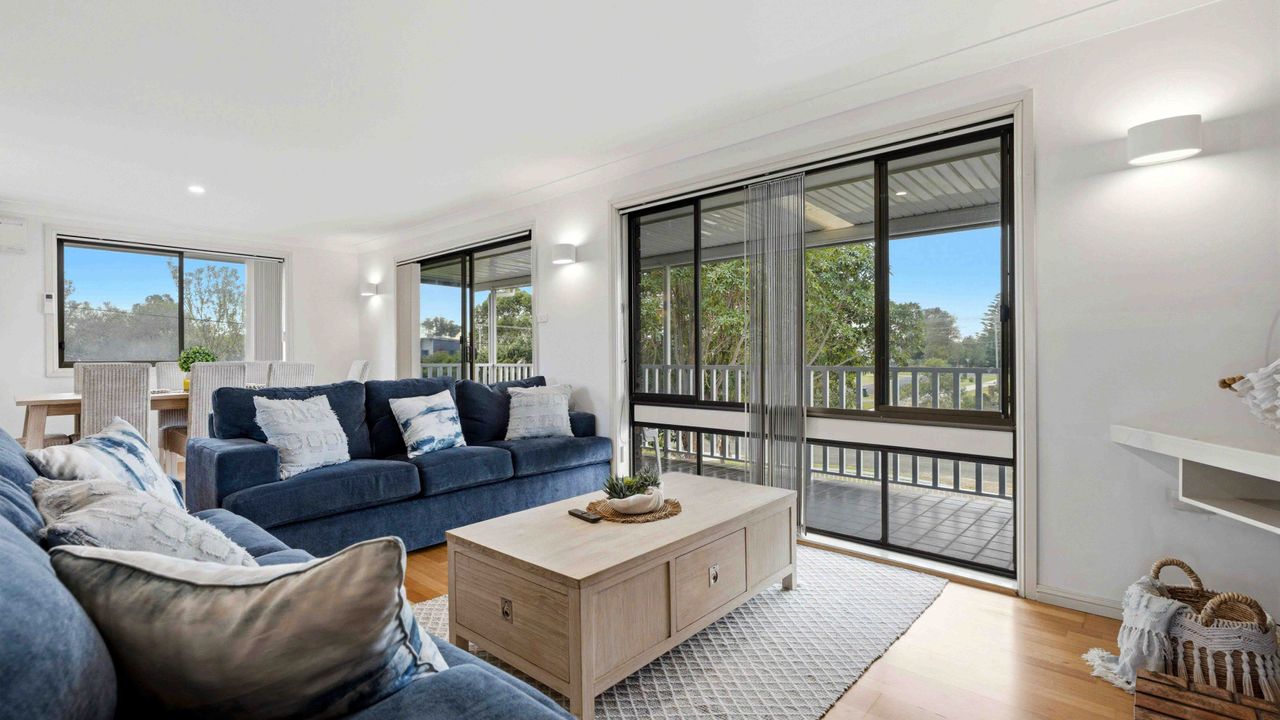 Berry Beach House by Book Jervis Bay  – Spacious Dual Living Retreat in Vincentia 3 Mins Walk to the Beach