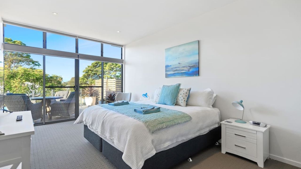 Aqua Shores 3 Bedroom –  Newly renovated with WIFI, Linen, Netflix and AC