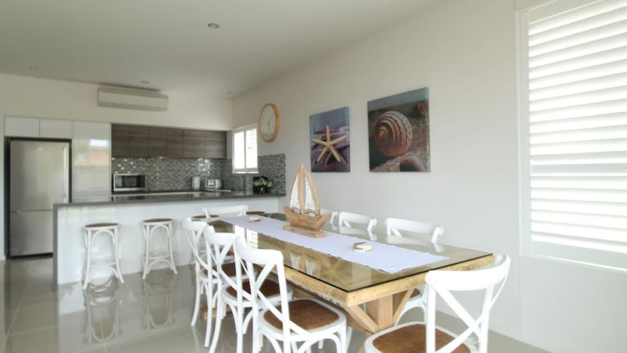Avalon Apartment – Heart of Huskisson (Free WIFI, Linen, A/C, Netflix & Garage)