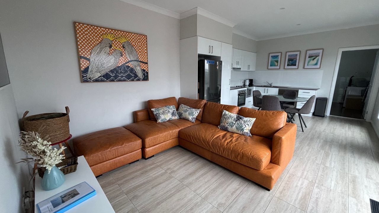 Blue Water Lane Apartment – Stylish Coastal Retreat for Two