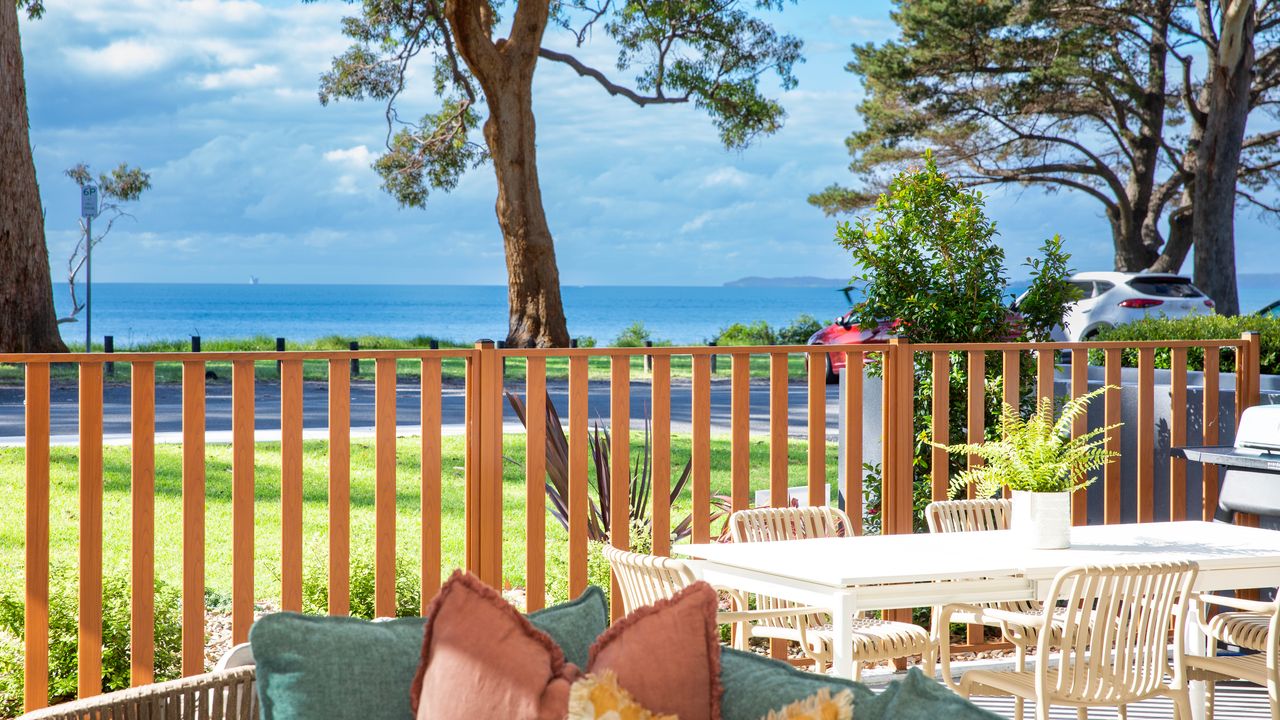 BeaG02/9 – Salty Kisses by Experience Jervis Bay