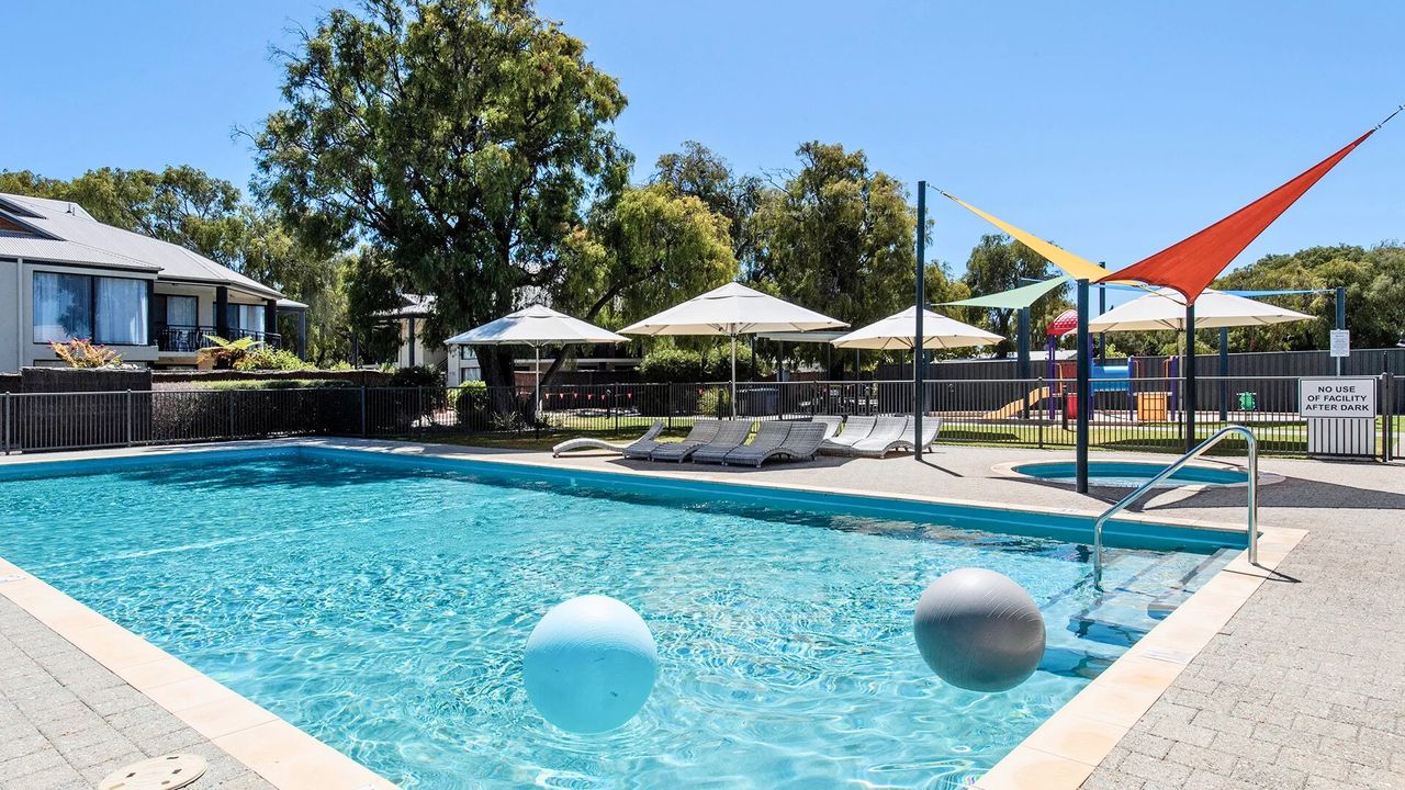 Sixteen at Cape View Escapes