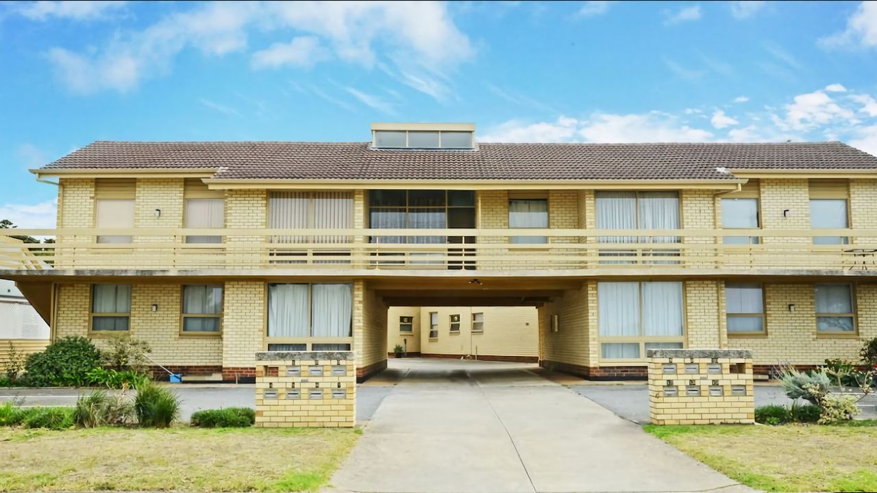Upstairs Beachfront Unit in Central Location
