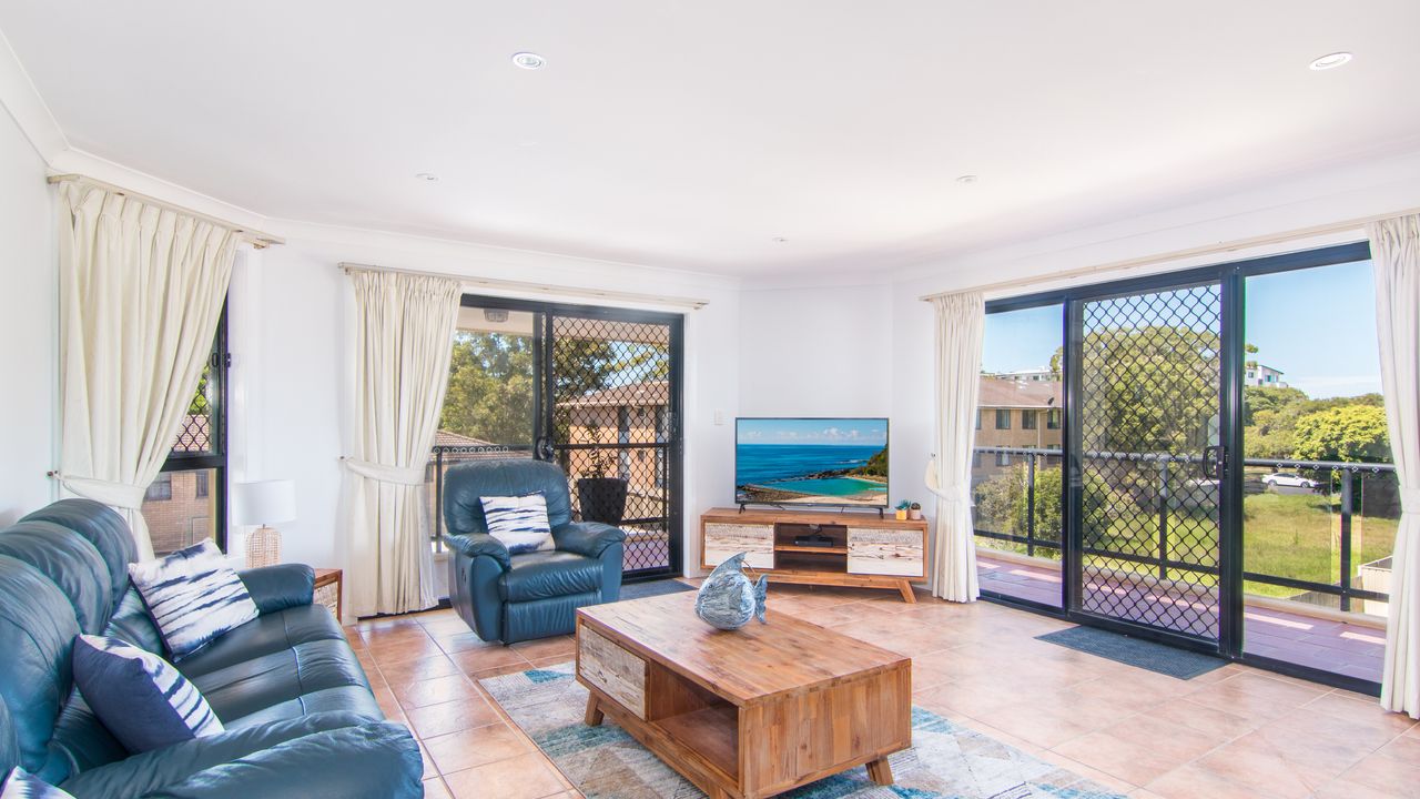 Horizons 8 on the lake