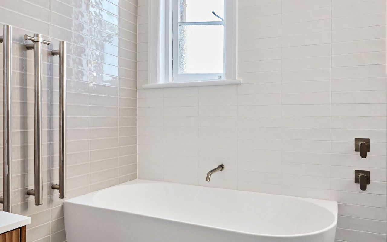 Freestanding bathtub for luxurious baths