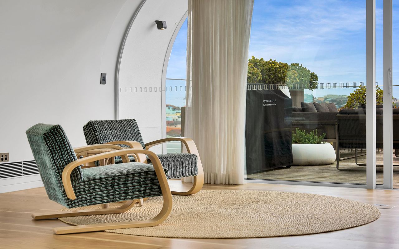 180 Sunset Penthouse IBO/IH7 Luxe