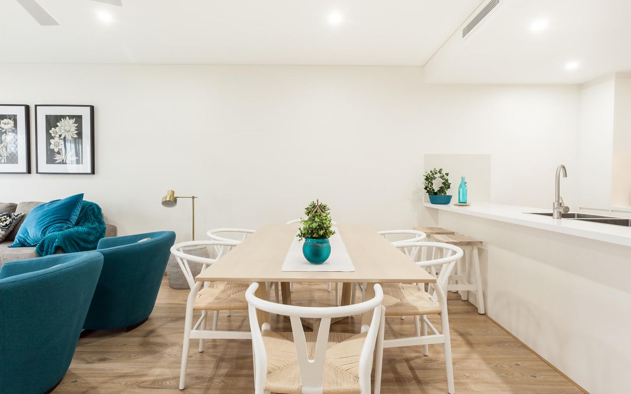 Dining Table - seats for 6 people